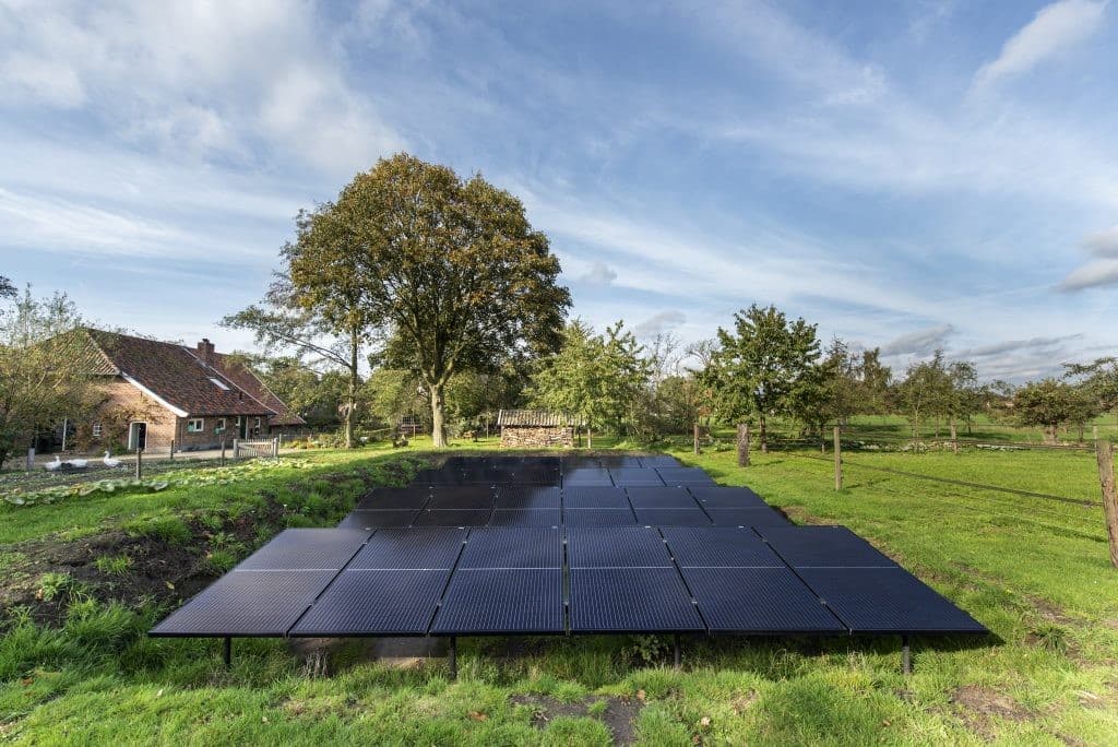 Grondopstelling in wadi met 24 zonnepanelen uitgelichte afbeelding